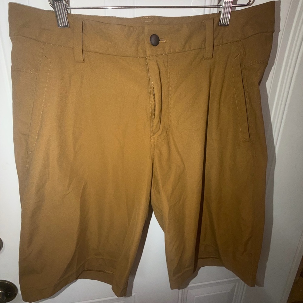 lululemon athletica Men's Chestnut Flat-Front Shorts